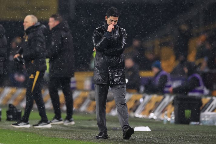 Mikel Arteta veltir hlutunum fyrir sér á hliðarlínunni í kvöld.