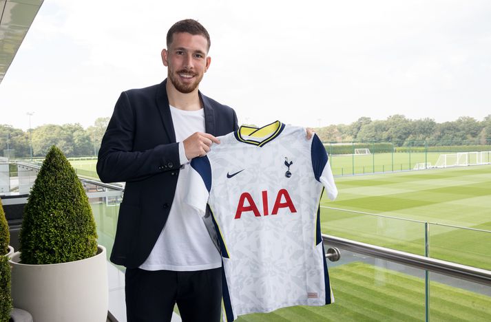 Pierre-Emile Højbjerg með nýju Tottenham-treyjuna.