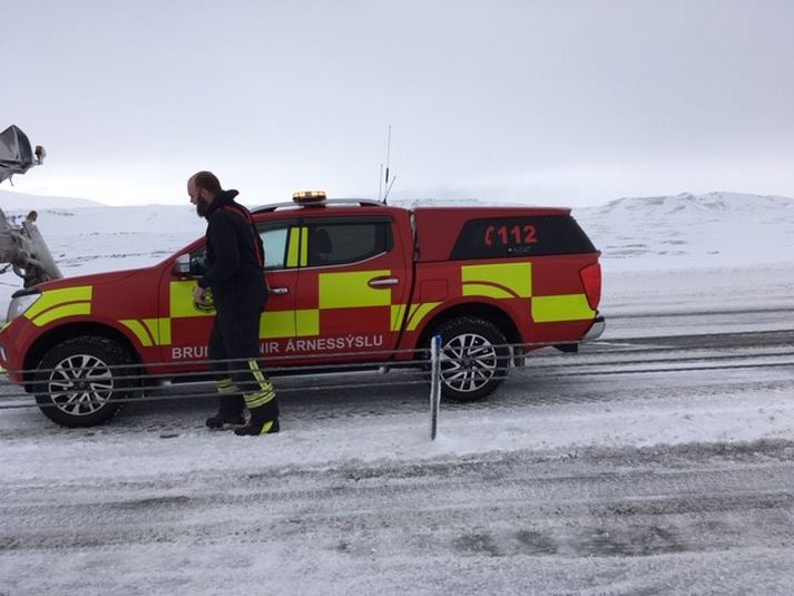 Brunavarnir Árnessýslu sinna aðgerðum á vettvangi ásamt lögreglu og fulltrúum frá Skeljungi.