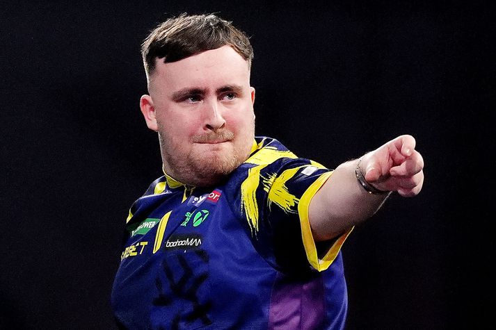 Luke Littler fagnar góðri kastþrennu í leiknum á móti Ryan Searle í kvöld.