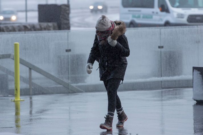 Á miðvikudag er útlit fyrir allhvassa eða hvassa sunnanátt með talsverðri rigningu og hlýnar.