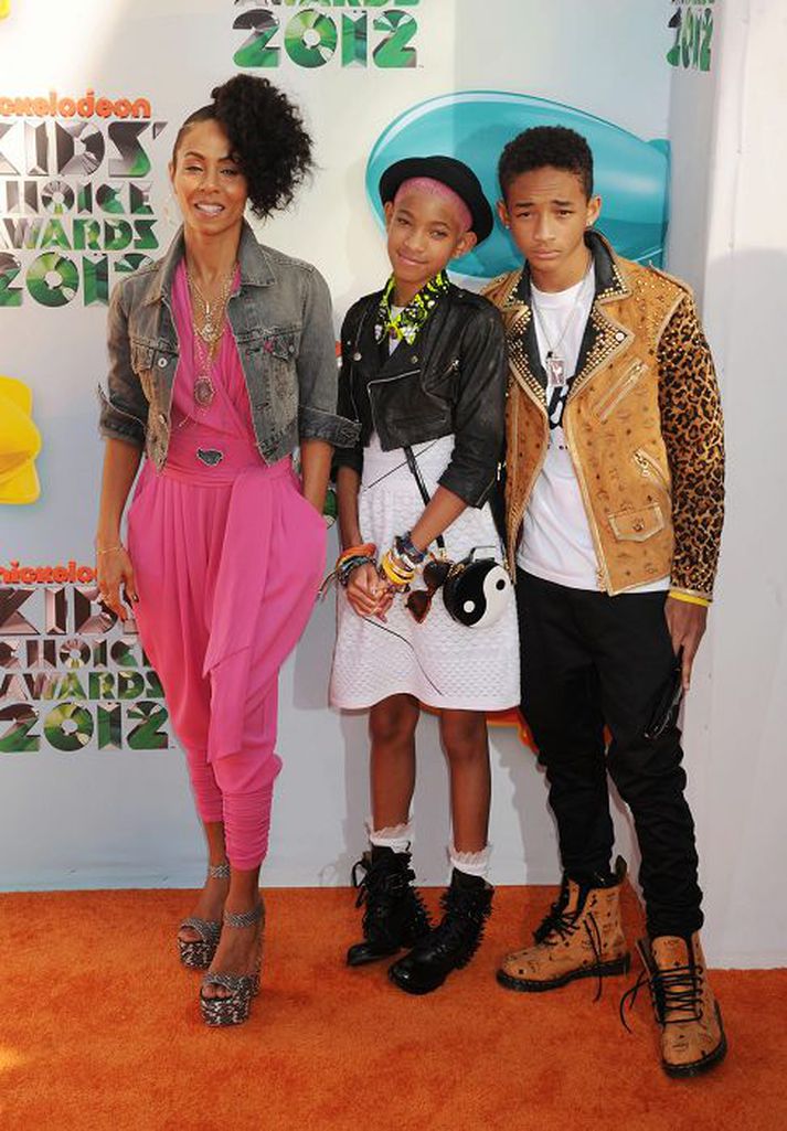 Jada Pinkett Smith og börnin hennar, Willow og Jaden Smith, voru heldur betur flippuð í klæðaburði á rauða dreglinum.
