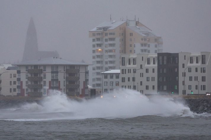 Hér gengur sjór á land á Seltjarnarnesi. Í framtíðinni má reikna með meiri öfgum í veðri og sjógangi vegna loftslagsbreytinganna.