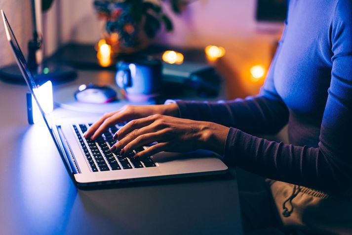 Fólk er hvatt til þess að tilkynna póstana til Netöryggissveitarinnar. 