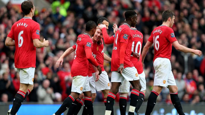 Liðsfélagar Paul Scholes fagna hér marki hans í dag.