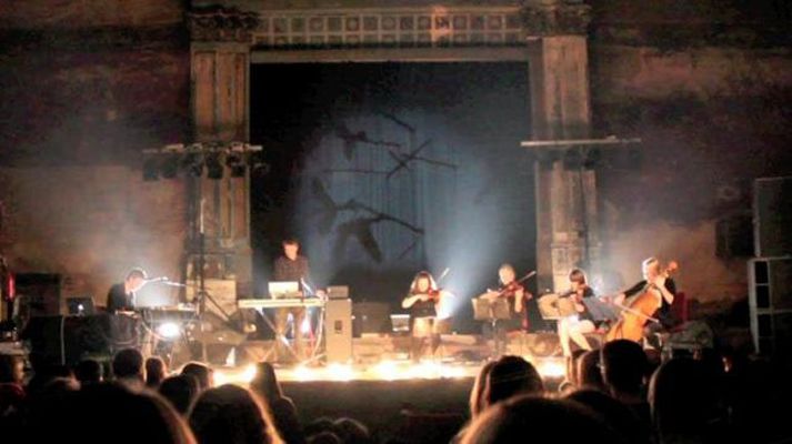 Ólafur Arnalds og hljómsveit í Þýskalandi. Hann ferðast með fjölmennt lið sem gerir útlit tónleikanna tilkomumeira.