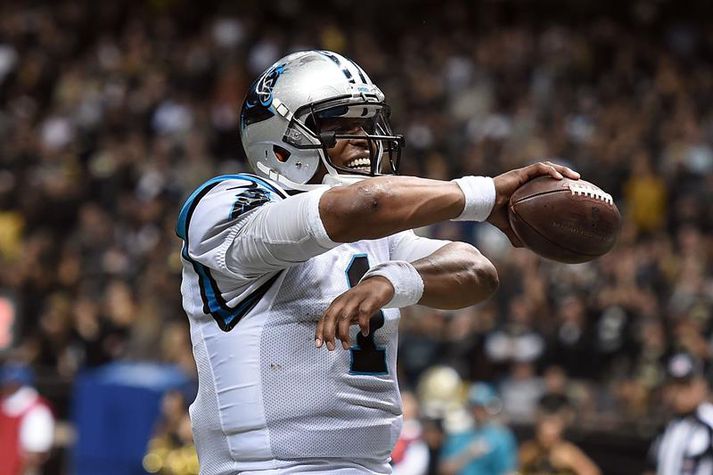 Cam Newton, leikstjórnandi Panthers, fagnar í nótt.