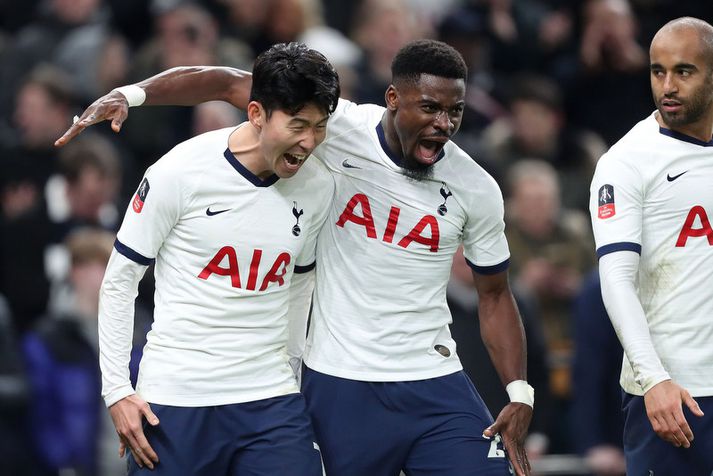 Heung-Min Son og Serge Aurier fagna sigurmarki Kóreumannsins.