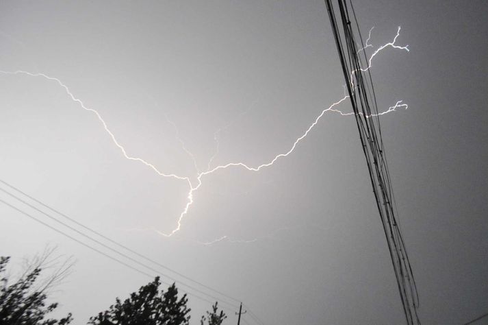 Íbúar í Bolungarvík og Grundarfirði hafa meðal annars orðið eldinga varir.