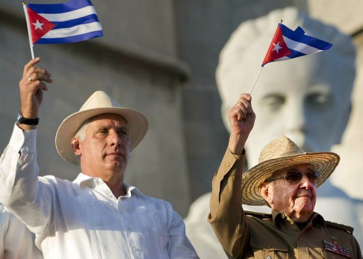 Díaz-Canel (t.v.) með Raúl Castro á góðri stundu.