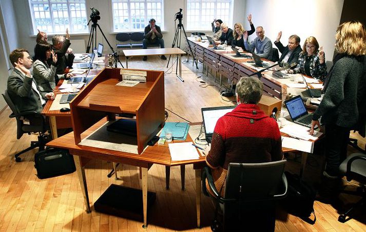 Guðni Einarsson segir að tekið hafi verið á móti sér í anddyri Ráðhúss Hafnarfjarðar og að fundurinn hafi farið fram á 2. hæð. Hann veit hins vegar ekki hverjir sátu fundinn með honum. 