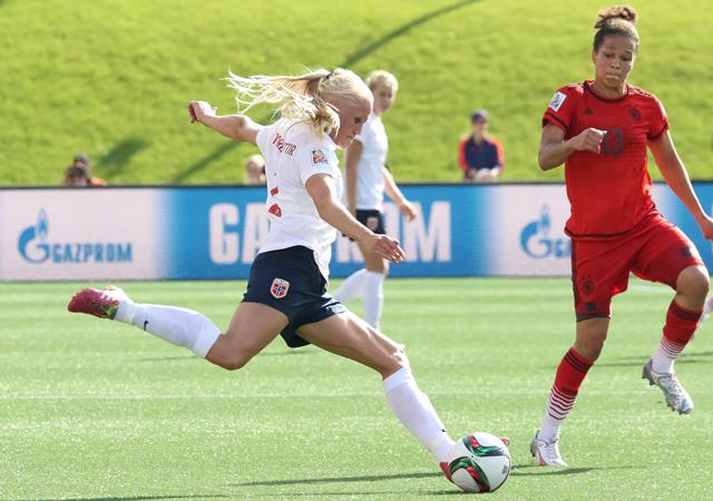 María Þórisdóttir spyrnir boltanum fram í leik Noregs og Þýskalands.
