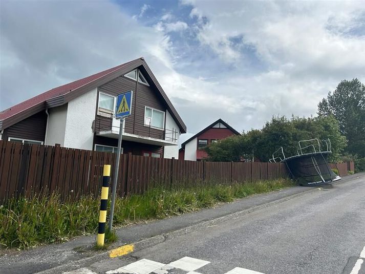 Rokið lék þetta trampólín í Kópavogi grátt.