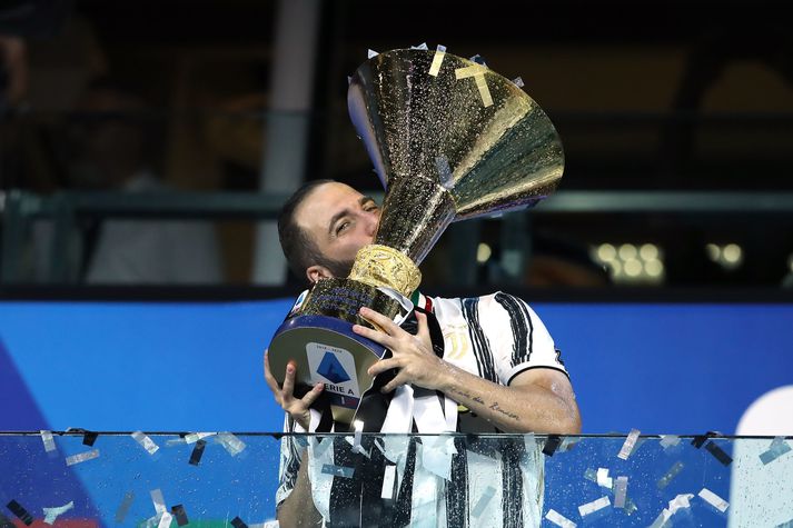 Gonzalo Higuaín með ítalska meistarabikarinn sem Juventus hefur unnið níu ár í röð.