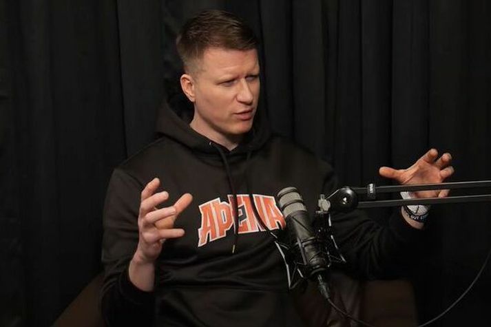 Brynjar Karl Sigurðsson frumkvöðull segir að þegar hann beitir þjálfunaraðferðum sínum á stráka fái hann lof, en um leið og þjálfunin snúi að stelpum verði allt vitlaust.