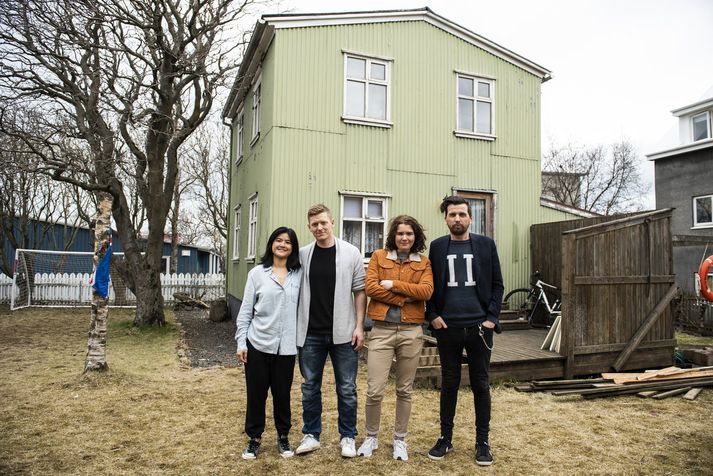 Joey og Máni í ævintýralegum garðinum við ættaróðalið ásamt þeim Veru og Kristjóni en öll mótuðust þau í húsinu undir leiðsögn og góðum ráðum ömmu Jóhönnu. 