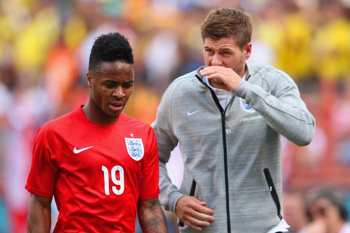 Ungur nemur, gamall temur. Steven Gerrard, fyrirliði enska landsliðsins hvíslar orðum að Raheem Sterling eftir að Sterling var rekinn af velli.