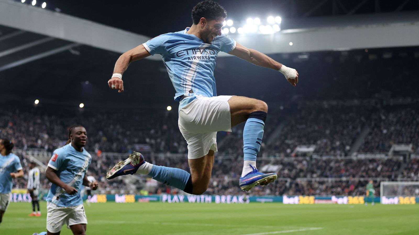 Marmoush skaut City á­fram í bikarnum í fjar­veru Haaland