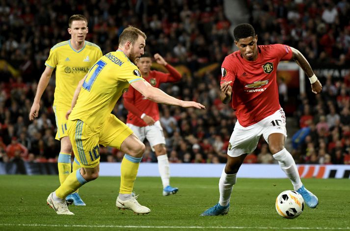 Rúnar Már Sigurjónsson í baráttunni við Marcus Rashford í leiknum á Old Trafford.