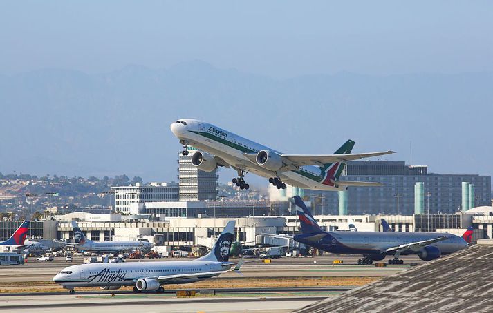 Flugvél Alitalia tekur á loft í Los Angeles.