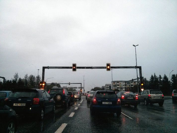Svona var um að lítast á gatnamótum Kringlumýrarbrautar og Miklubrautar í dag.