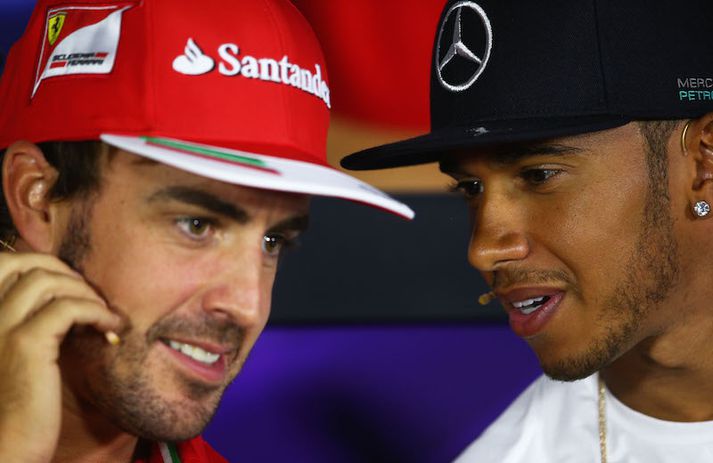 Alonso og Hamilton skiptast á skoðunum.