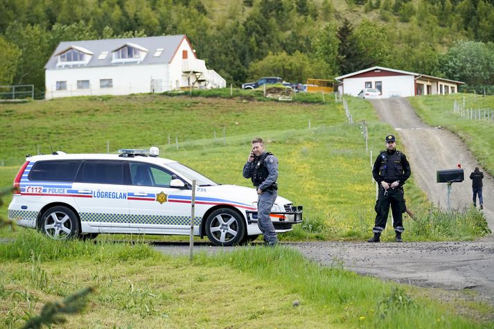 Lögreglan hefur lokað veginum upp að Æsustöðum.
