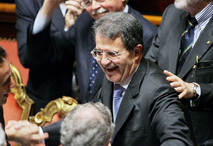 Romano Prodi forsætisráðherra    Ítalíu Fagnaði eftir að úrslit atkvæðagreiðslunnar í öldungardeildinni urðu ljós þar sem hann vann nauman sigur.