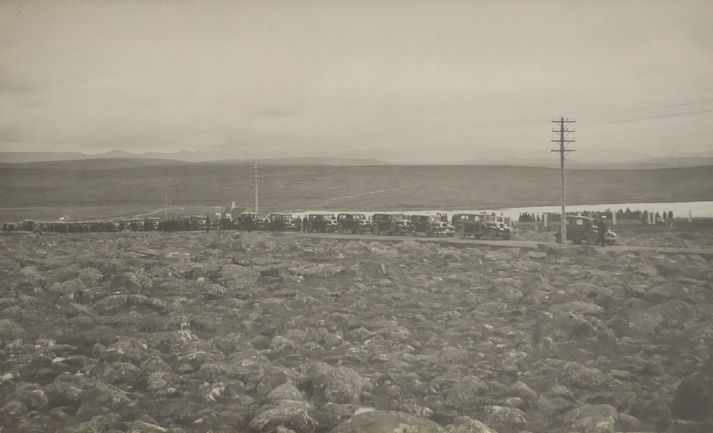 Frá Fossvogskirkjugarði 2. september 1932. Mikill fjöldi tók þátt í þessari fyrstu líkfylgd í garðinn sem teygði sig frá Laufásvegi upp undir Þóroddstaði í Öskjuhlíð með hátt í 50 bíla.