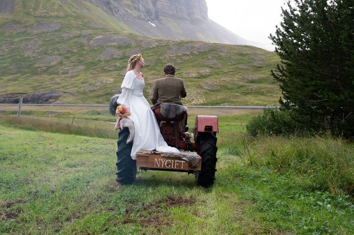 Freyja og Matthías giftu sig að heiðnum sig á Vestfjörðum í ágúst síðastliðnum. Brúðguminn gerði upp gamla Farmall dráttarvél frá langafa sínum sem var svo brúðarbíllinn.