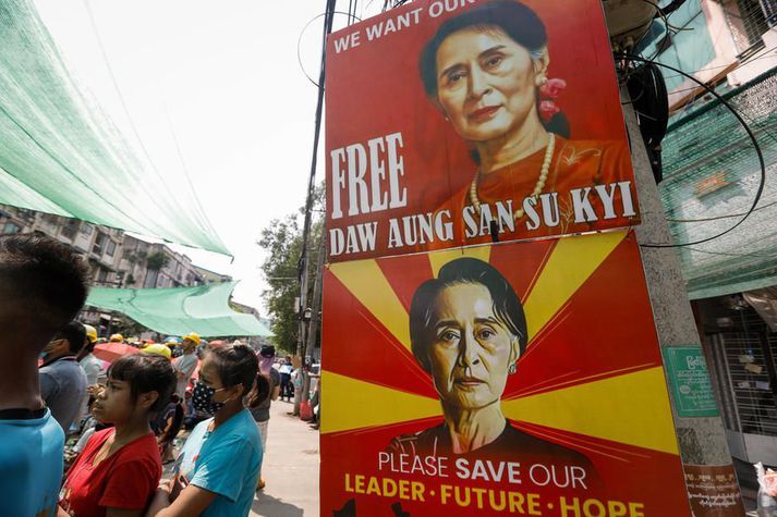 Plaköt þar sem þess er krafist að Suu Kyi verði látin laus á mótmælum í Yangon í Búrma.