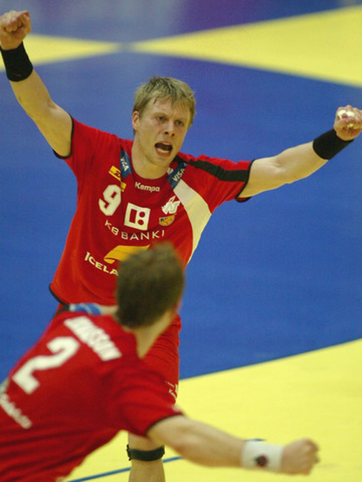 Guðjón Valur Sigurðsson fagnar hér í síðasta leik á móti Serbum á stórmóti sem var á EM 2006.
