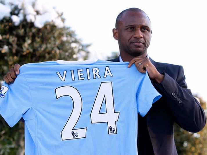 Patrick Vieira með City-treyjuna sína.