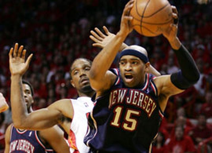 Vince Carter skoraði 43 stig fyrir New Jersey þegar liðið vann sinn 12. leik í röð í nótt