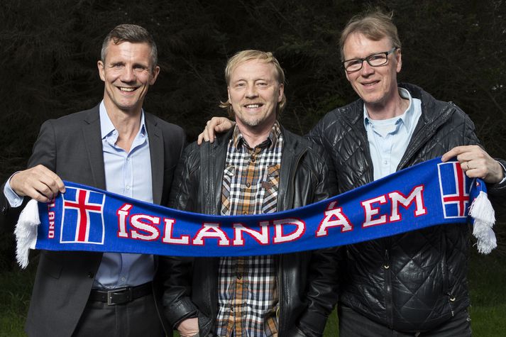 Arnór Guðjohnsen og Pétur Pétursson sem eru hér með Guðna Bergssyni, formanni KSÍ, skoruðu samanlagt sex sinnum framhjá Engin Ipekoglu í landsleik.