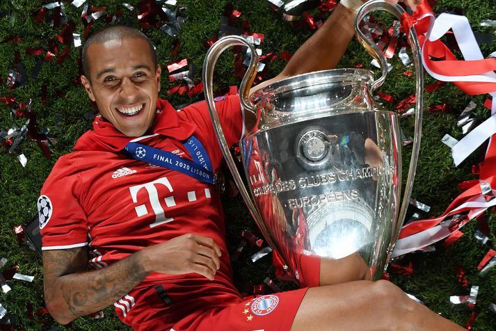 Thiago Alcantara fagnar sigri Bayern München í Meistaradeild Evrópu í ágúst. Hann vann Meistaradeildina einnig með Barcelona árið 2011.