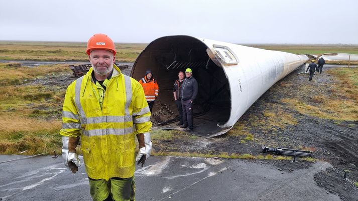 Ingvar Jóel Ingvarsson starfsmaður Hringrásar skar vindmylluna niður í dag.