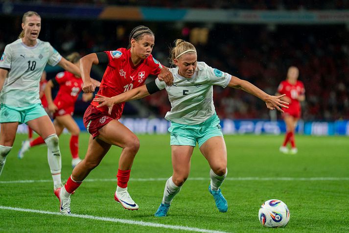 Iman Beney og Sædís Rún Heiðarsdóttir í baráttunni í Bern í gærkvöld.