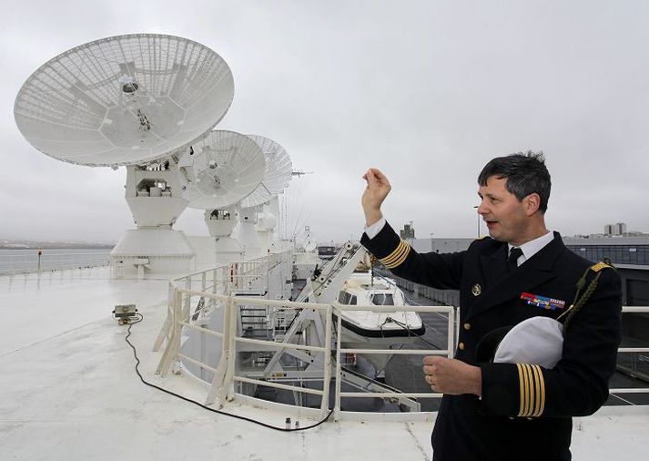 Jaques Riviére, skipherra Monge, á þilfarinu þar sem ratsjárdiskarnir öflugu eru. Tækjabúnaðurinn á Monge er gríðaröflugur og aðeins eitt annað sambærilegt skip er til í heiminum, en það er í eigu Kínverja. 