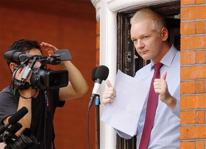 Julian Assange í sendiráðsbyggingu Ekvadors.
