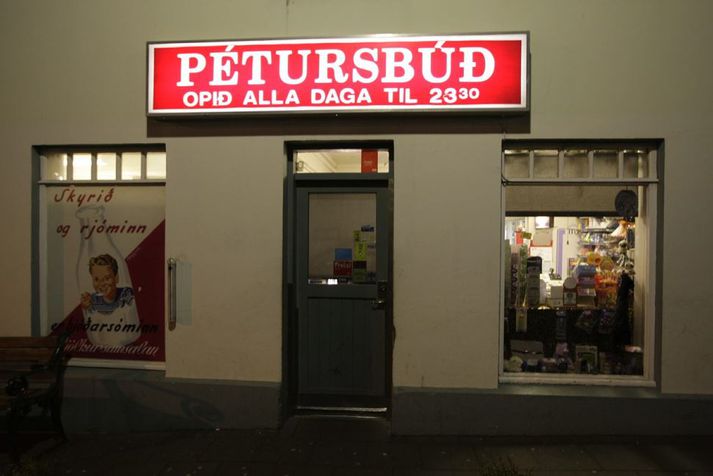 Vopnað rán var framið í Pétursbúð á fjórða tímanum í dag. 