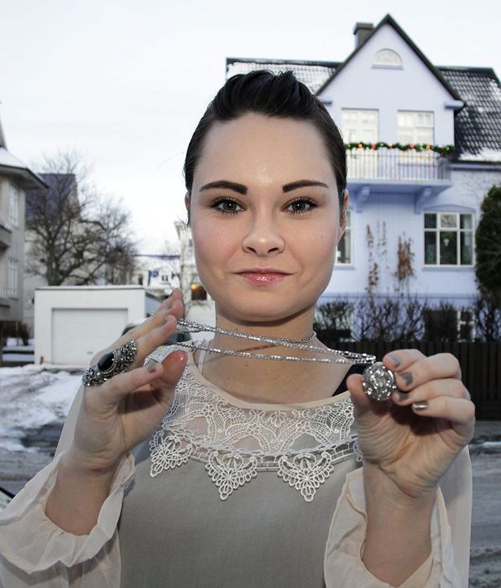 Sandra ætlar að nota jólafríið í að gera eins mörg hálsmen og hún getur.fréttablaðið/gva