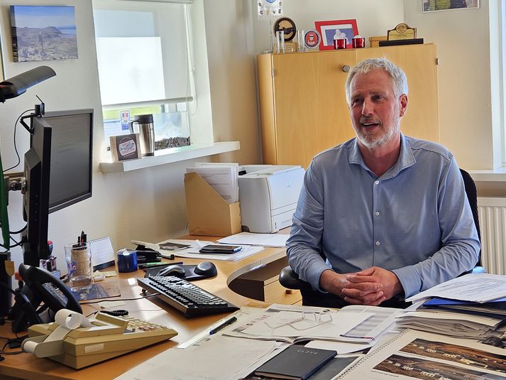  Kristinn Jónasson, bæjarstjóri Snæfellsbæjar á skrifstofunni sinni þar sem hann hefur meira en nóg að gera. 