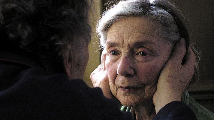 "Ef handrit og leikarar halda Amour uppi er það sjónrænn stíll Haneke sem setur hana í algjöran sérflokk.“