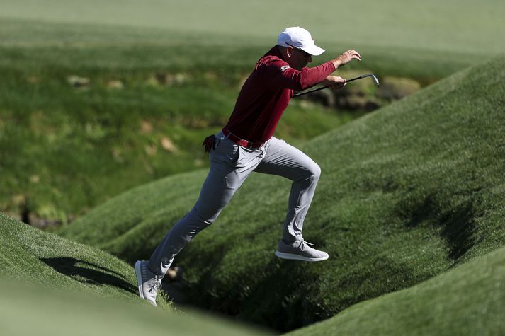 Sergio Garcia hoppar hér yfir Rae’s Creek á Mastersmótinu um síðustu helgi.