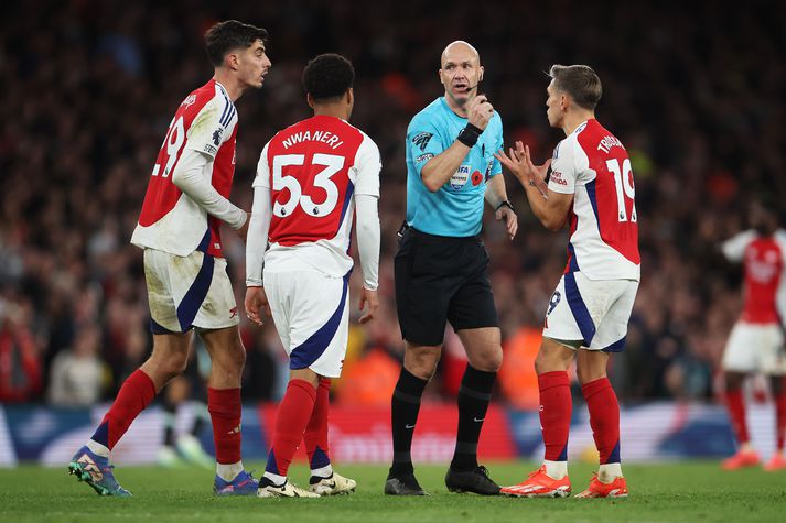 Anthony Taylor hefur hér dæmt af mark Kai Havertz en liðsfélagar Havertz, Ethan Nwaneri og Leandro Trossard, eru ekki sáttir.