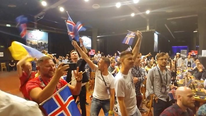 Fínasta stemning í höllinni á meðan við Íslendingar vorum á sviðinu.