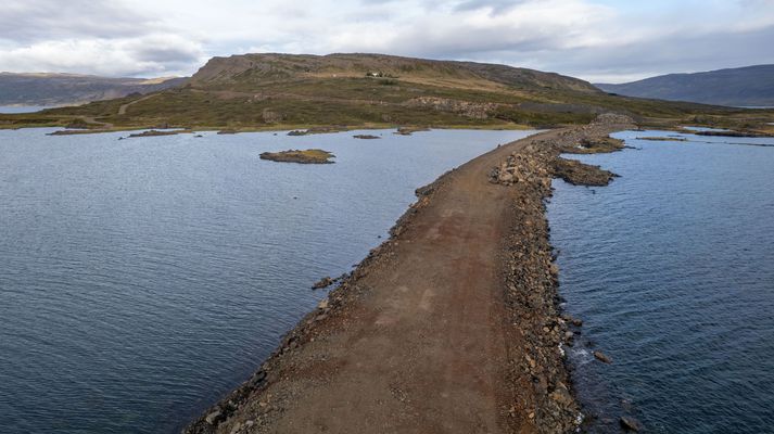 Fyrsti hluti vegfyllingar út í Djúpafjörð er kominn við Hallsteinsnes en hann er hluti vegagerðarinnar um Teigsskóg.