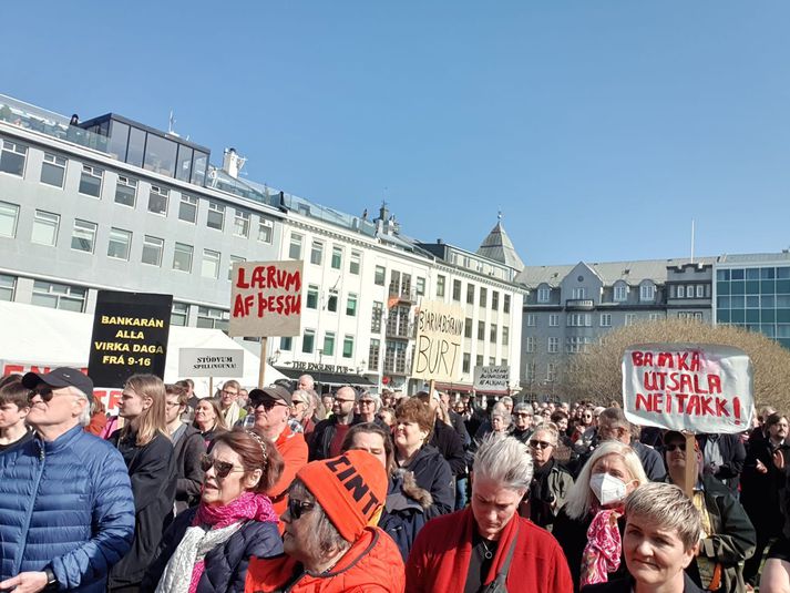 Fjölmenni er á mótmælunum á Austurvelli og mörg skilti á lofti.