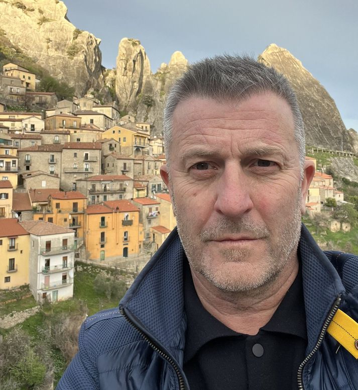Orri á það sammerkt með flestum að honum finnst skemmtilegt að ferðast og skoða áhugaverða staði. Þessi mynd er tekin við Castelmezzano þorp á S-Ítalíu sem stórfenglegt að sjá.